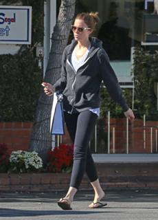 Mandy Moore feet photo thumbnail