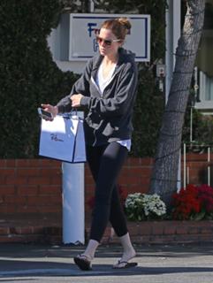 Mandy Moore feet photo thumbnail