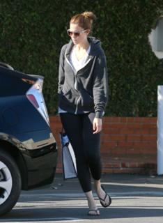 Mandy Moore feet photo thumbnail