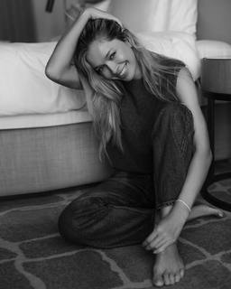 Vera Brezhneva feet photo thumbnail