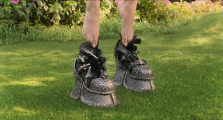 Ella Purnell feet photo thumbnail