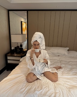 Xenia Tchoumitcheva feet photo thumbnail