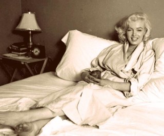 Marilyn Monroe feet photo thumbnail
