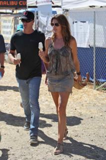 Cindy Crawford feet photo thumbnail