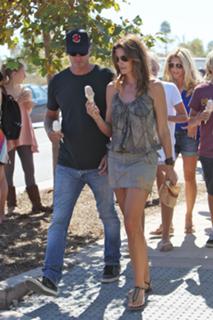 Cindy Crawford feet photo thumbnail