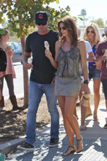 Cindy Crawford feet photo thumbnail