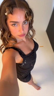 Addison Rae feet photo thumbnail