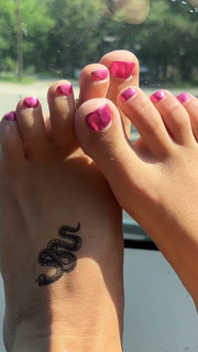 Addison Rae feet photo thumbnail