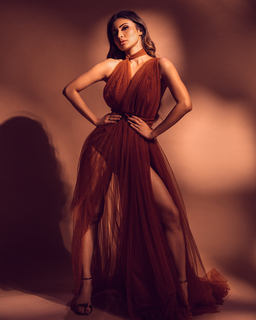 Mouni Roy feet photo thumbnail