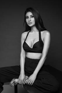 Mouni Roy feet photo thumbnail