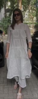 Kriti Sanon feet photo thumbnail