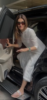 Kriti Sanon feet photo thumbnail