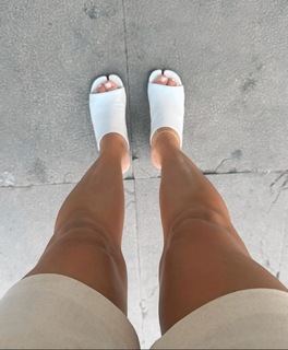 Adrienne Houghton feet photo 3