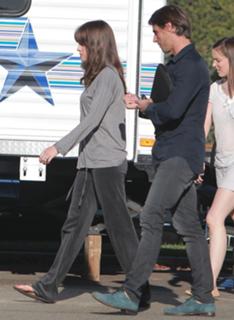 Hilary Swank feet photo thumbnail