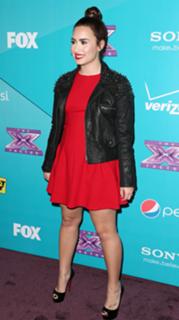Demi Lovato feet photo thumbnail