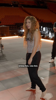 Shakira feet photo thumbnail