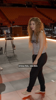 Shakira feet photo thumbnail