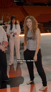 Shakira feet photo thumbnail