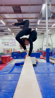 Sofie Dossi feet photo thumbnail