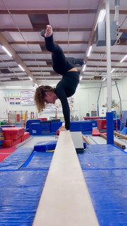 Sofie Dossi feet photo thumbnail
