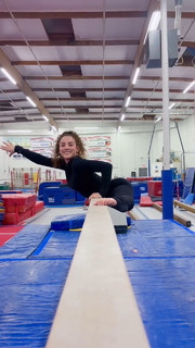 Sofie Dossi feet photo thumbnail