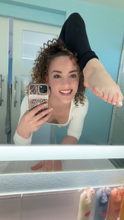 Sofie Dossi feet photo thumbnail