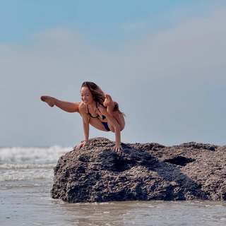 Kino MacGregor feet photo thumbnail