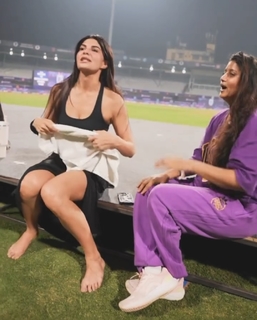 Jacqueline Fernandez feet photo thumbnail