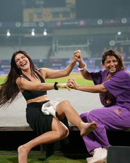 Jacqueline Fernandez feet photo thumbnail