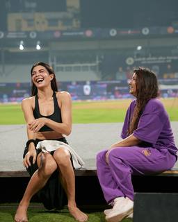 Jacqueline Fernandez feet photo thumbnail