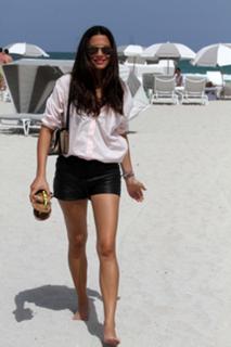 Jessica Gomes feet photo thumbnail