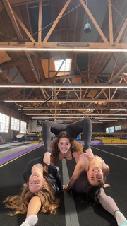Sofie Dossi feet photo thumbnail