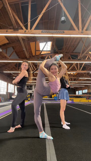 Sofie Dossi feet photo thumbnail