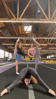 Sofie Dossi feet photo thumbnail