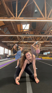 Sofie Dossi feet photo thumbnail