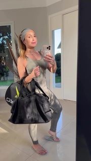 Carla Diaz feet photo thumbnail