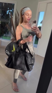 Carla Diaz feet photo thumbnail