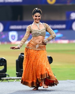 Jacqueline Fernandez feet photo thumbnail