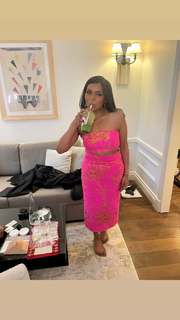 Mindy Kaling feet photo thumbnail