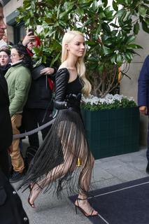 Anya Taylor-Joy feet photo thumbnail