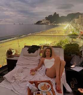Alessandra Ambrosio feet photo thumbnail