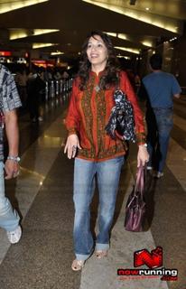 Madhuri Dixit feet photo thumbnail