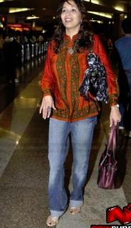 Madhuri Dixit feet photo thumbnail