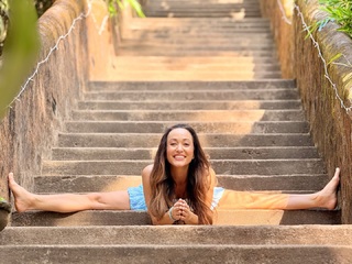 Kino MacGregor feet photo thumbnail