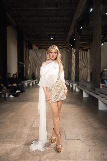 Kathryn Newton feet photo thumbnail
