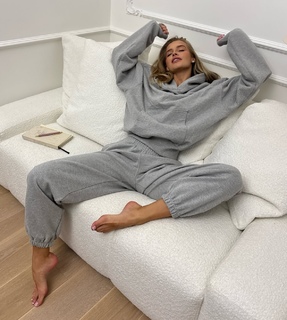 Karolina Pisarek feet photo thumbnail