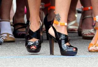 Kelly Ripa feet photo thumbnail