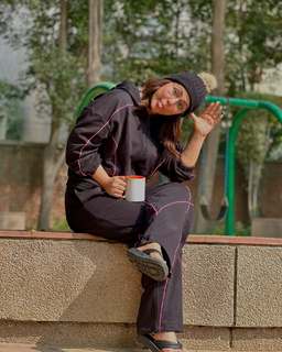 Hina Khan feet photo thumbnail