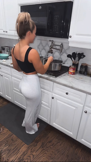 Amanda Saccomanno feet photo thumbnail