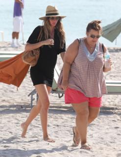 Gisele Bündchen feet photo thumbnail